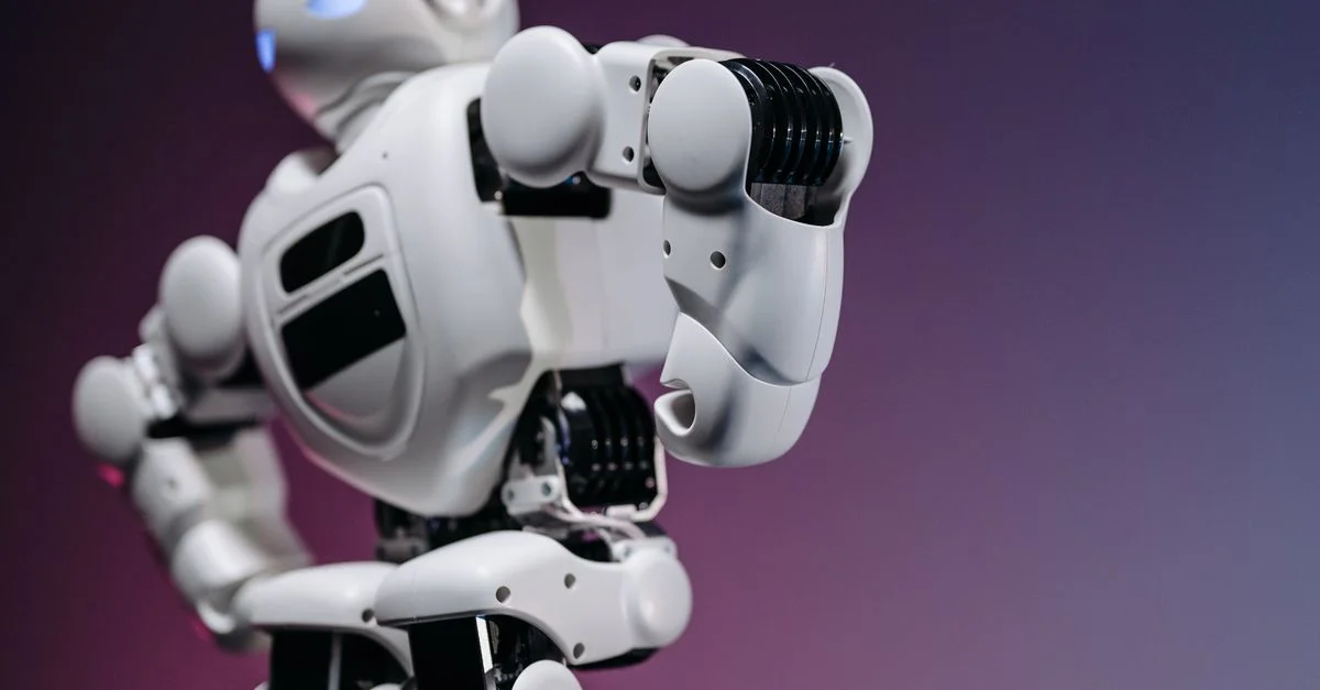 Gros plan d'un robot futuriste blanc mettant en avant l'innovation et le design.