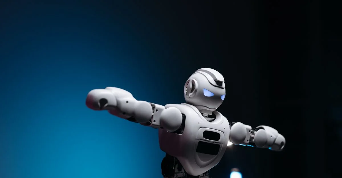 Gros plan d'un jouet robot futuriste aux yeux lumineux sur fond bleu, symbolisant l'innovation.